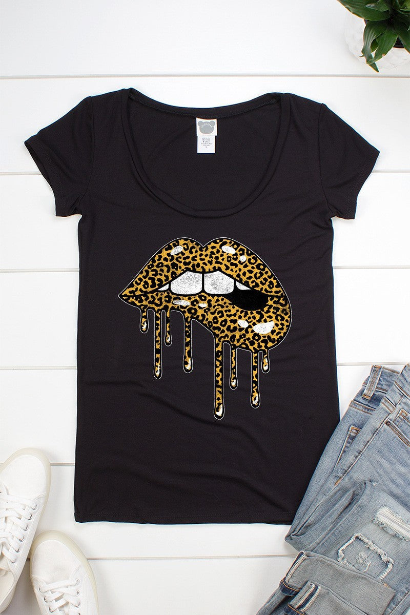 LEOPARD PRINT DRIPPING LIPS SCOOP NECK SHORT SLEEVE - BLACK