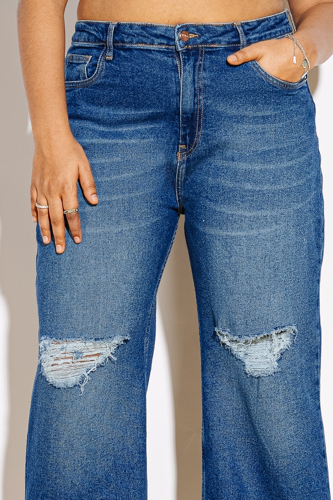 CURVE KNEE RIPPED WIDE LEG JEANS